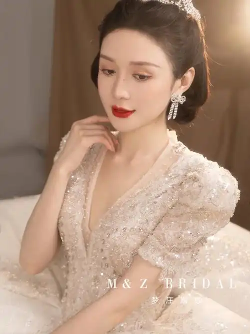 少女感满满吖   简约复古都藏在小细节里    这款新娘公主盘发发型则