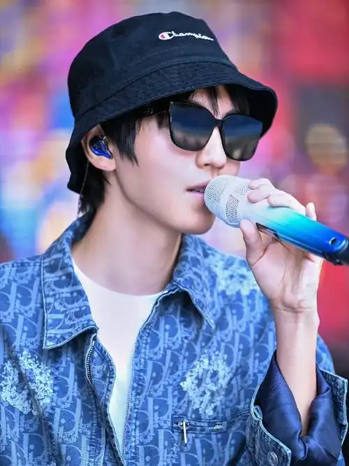 王俊凯染蓝发##王俊凯深v内衬