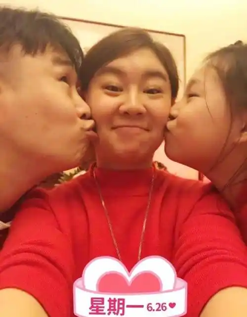 小沈阳晒一家三口亲吻照,庆祝与老婆结婚19年!