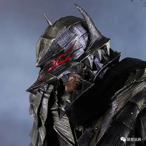 做出完美的单膝下蹲动作,可见threezero这款铠甲造型格斯可动性很出色