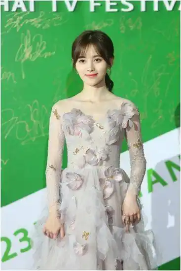 snh48鞠婧祎红毯亮相 露肩长裙清新脱俗