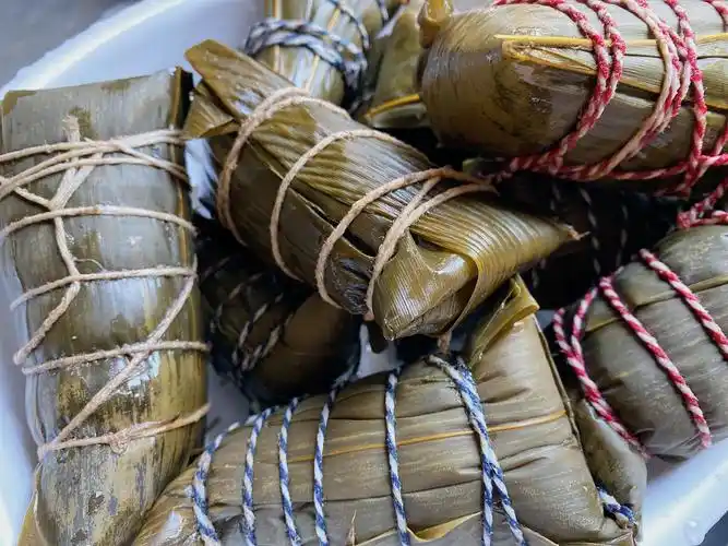 干棕叶与扎线的准备,不同的线包不同的粽子以区别干棕叶先用水泡胀