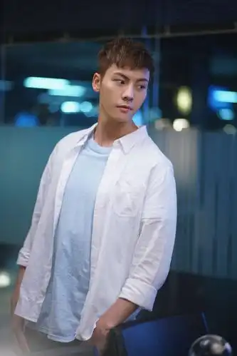 陈伟霆《风暴舞》热播 男友力爆发名场面获赞