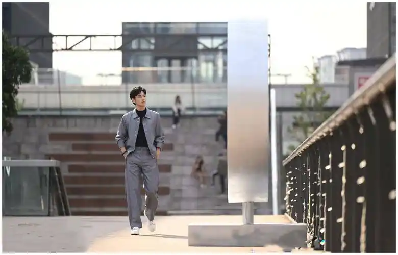 之前给大家介绍了胡先煦在这部剧中饰演的林臻东,竟然意外变成了张弛