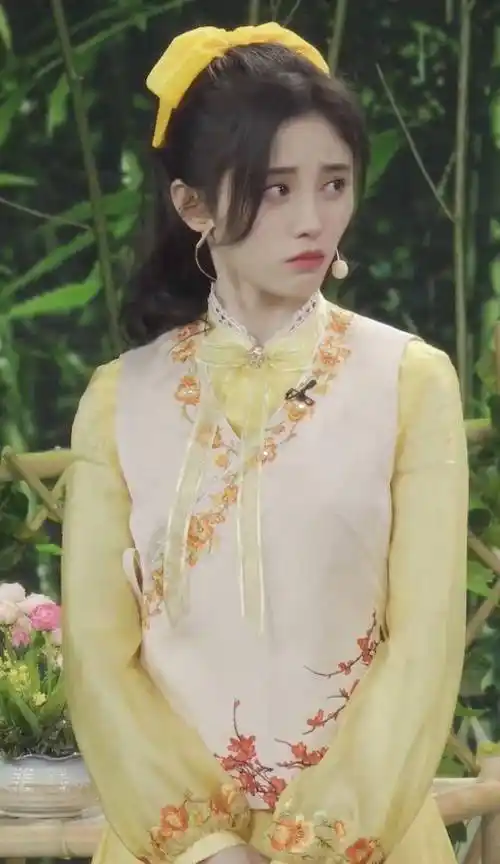 别人上舞台都是一身红,看到鞠婧祎的造型:秀儿,是你吗?