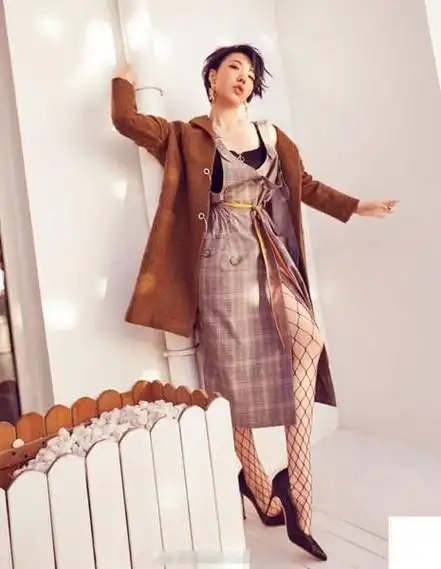 某活动中,吴莫愁身穿条纹透视套装,小露性感,一头清爽的短发,精致的