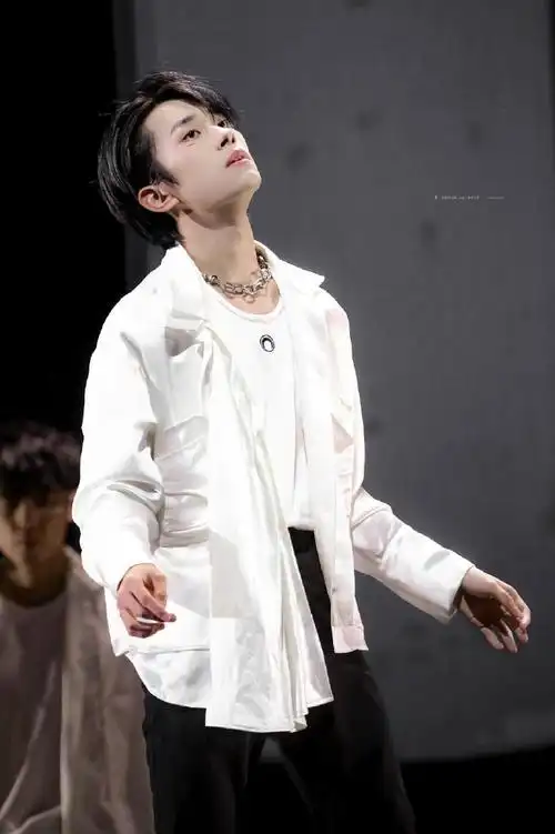 易烊千玺玊尔演唱会900天纪念