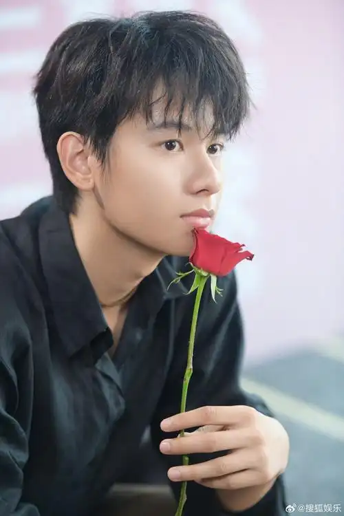 抱走吧大明星 x@演员胡先煦专访来喽～#胡先煦说三贵情史满足了所有