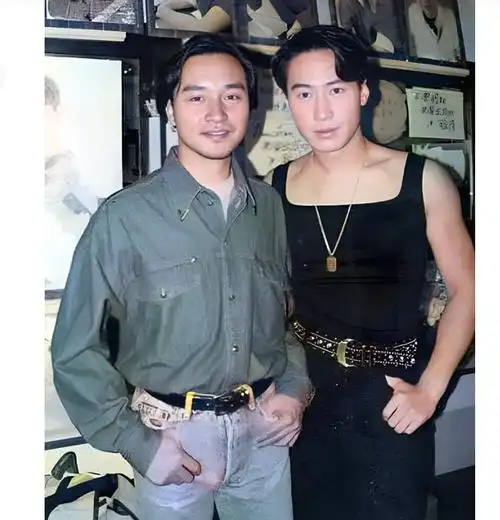 1993年37岁张国荣与27岁黎明合影相差十岁着装相当时髦