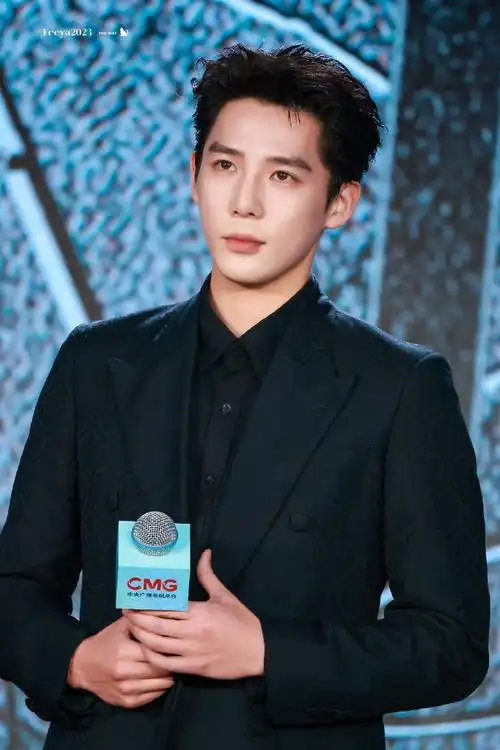 王安宇主持央视片单后展活动##王安宇黑西装主持造型