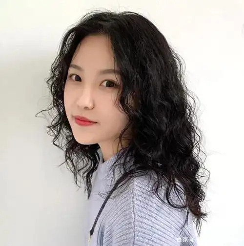 今年秋冬发型别乱剪,18款洋气烫发送给你,无论胖瘦都适合