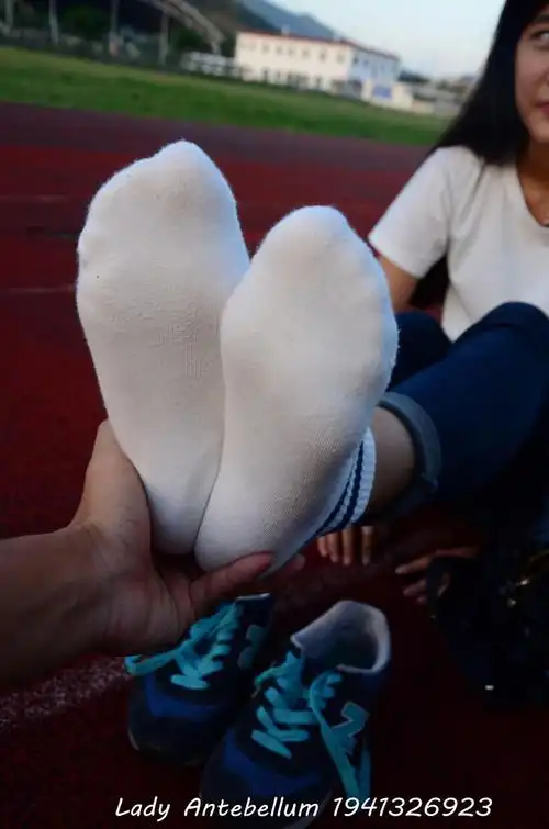 女生穿一天白色袜子会有味吗