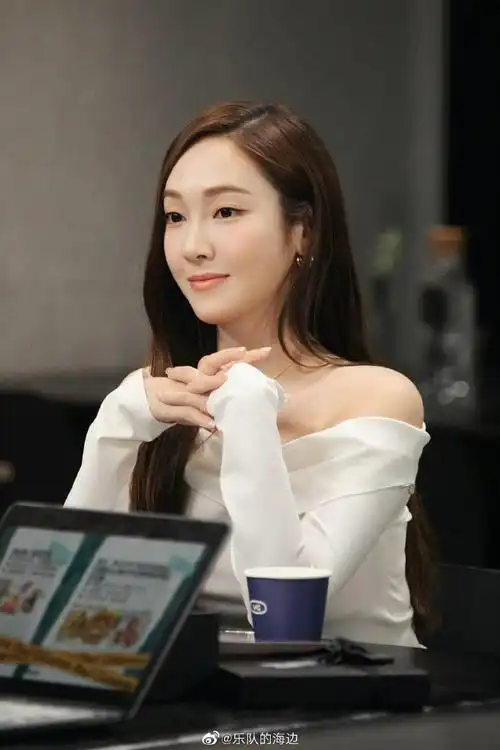 郑秀妍乐队的海边六宫格剧照