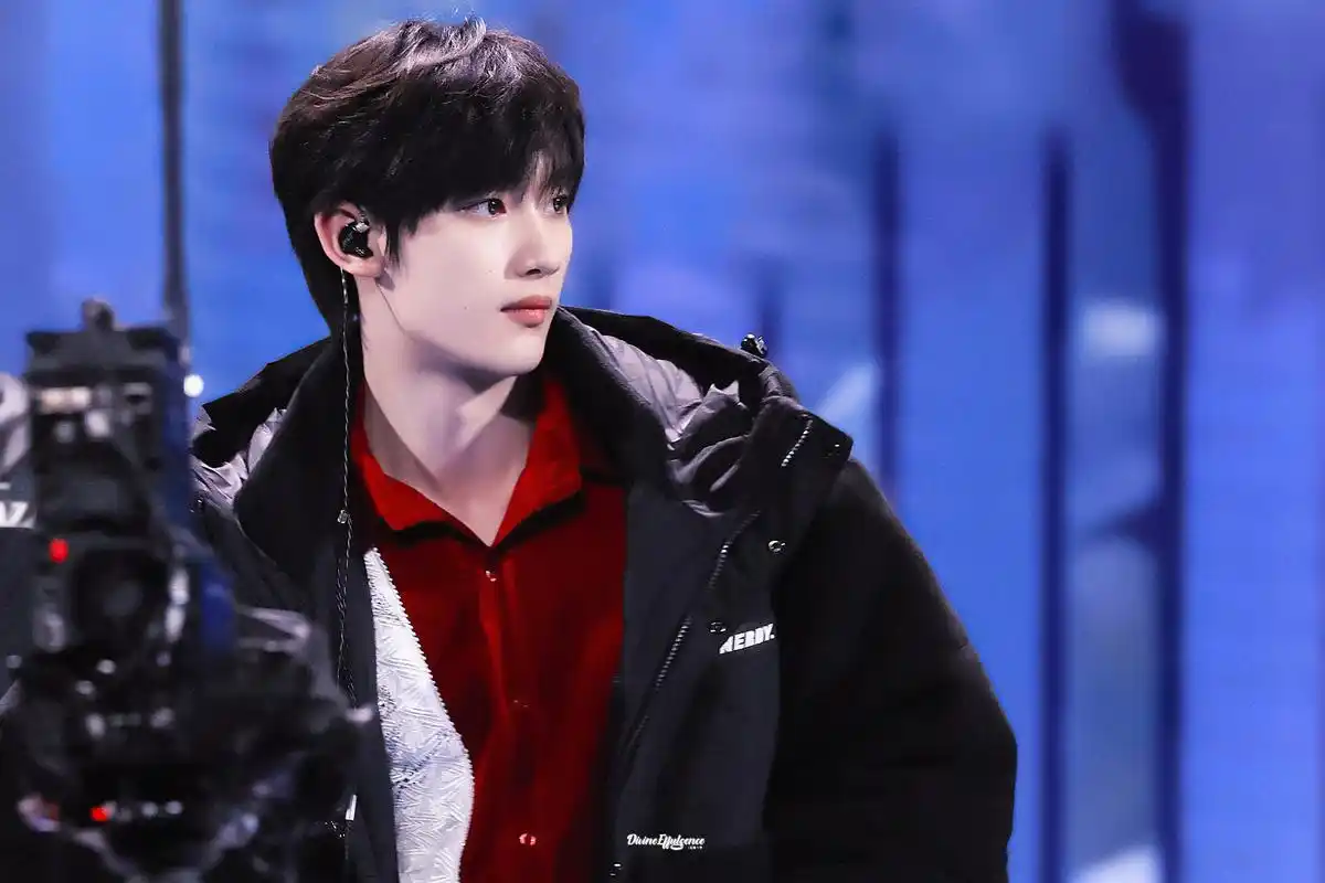 丁程鑫图片:所谓唇红齿白美少年