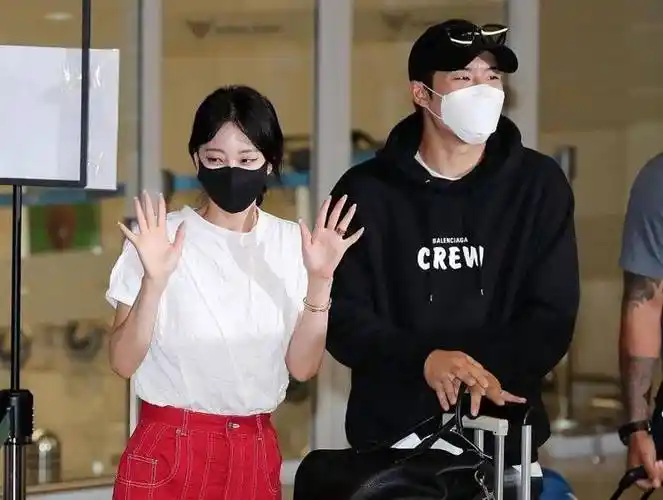 韩艺瑟首次带男友走机场,小10岁男友真容曝光,眯眯眼身材很壮硕_效果