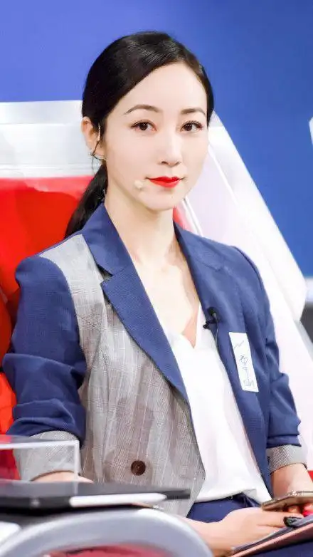 换上西装扎起马尾辫后的韩雪这气质没谁了完完全全的霸道总裁