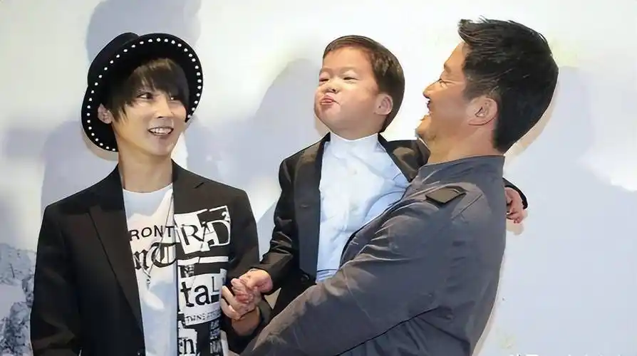 10年前,谢楠嫁给大自己9岁的吴京,并给他生个儿子,她不幸福?