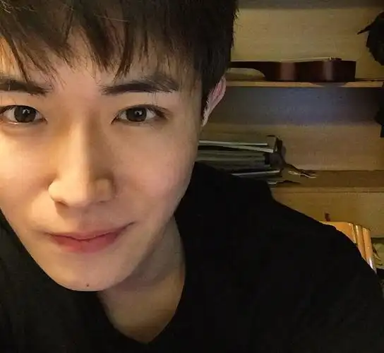 男生发自拍女生用直男癌口吻点评看完神清气爽啊