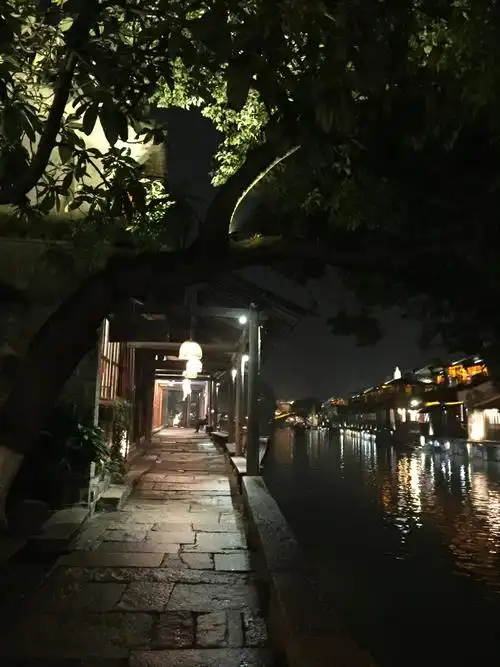 夜色阑珊城市安静了