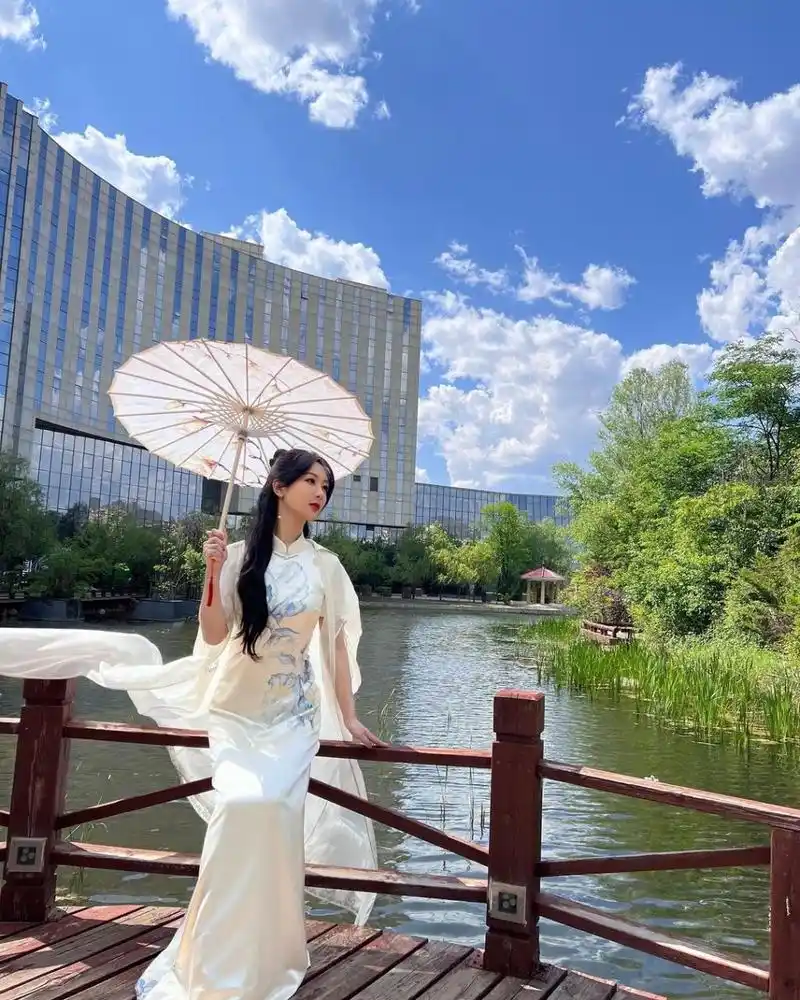 她撑着油纸伞,坐在岸边,太美了! #明星动态# #明星穿搭# #杨紫