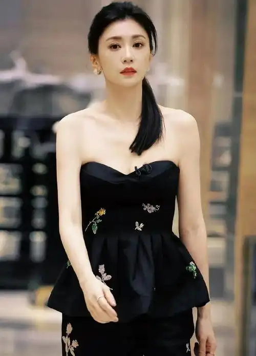 近日,48岁的贾静雯在参加节目时展现出了十足的好状态.