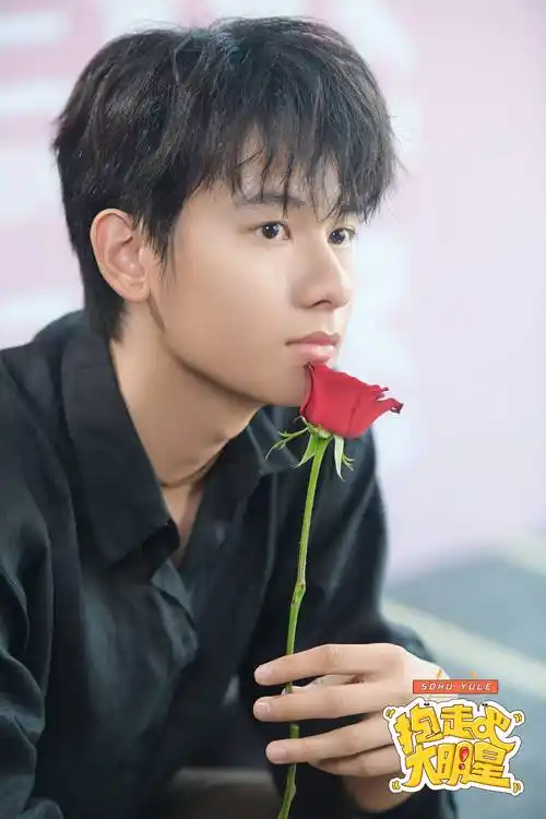 大明星|胡先煦笑谈银幕初吻 搞笑回应在高清镜头下长大_娱乐_视频