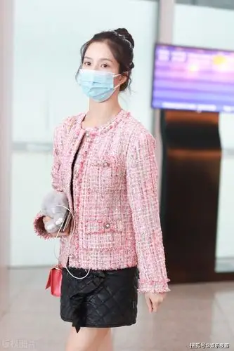 刘些宁现身机场短裙搭配粉色上衣元气满满