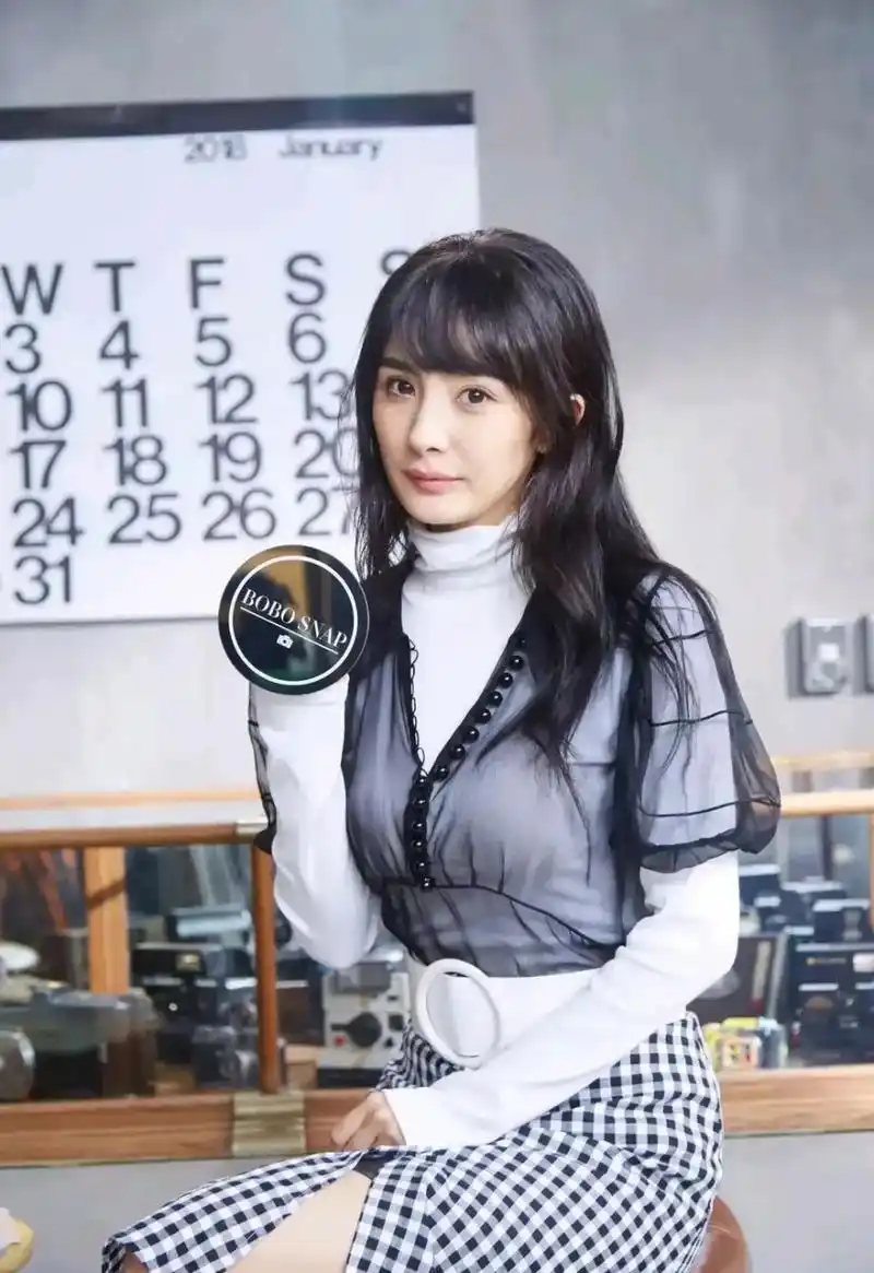 杨幂都有眼角纹了,岁月催人老啊