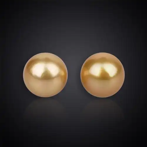 这里推荐香槟色的 金色珍珠 耳钉,虽然减弱了金黄色的雍雍华贵,却增添