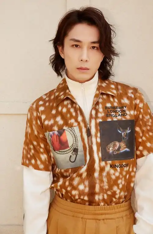 简介:李承铉帅气有型时尚写真图片,分享一组李承铉图片给大家,图中的