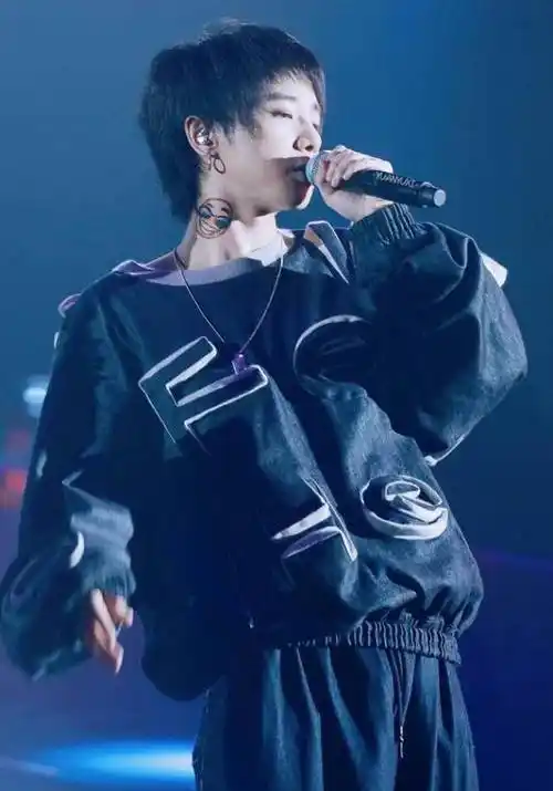 华晨宇,张碧晨和女儿的合影曝光,粉丝不但没脱粉,反而集体祝福_孩子