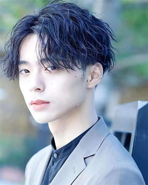 减龄又尽显乖巧的纹理烫发型,年轻男生热门烫发推荐,优雅乖巧又很气质