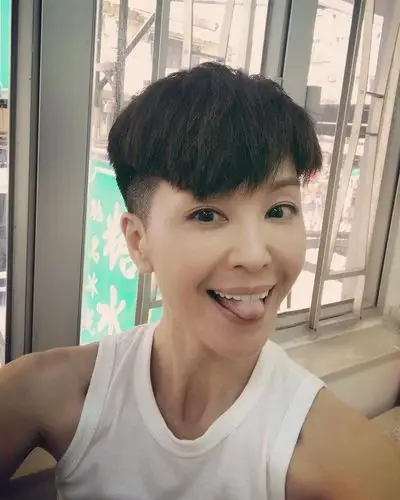 49岁伍咏薇乐观面对老公出轨,前夫过身,选择积极面对及包容,痛过后便