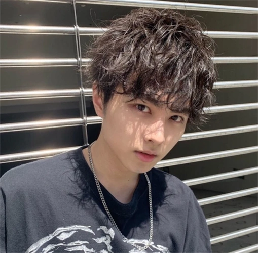 板栗色发色,显白不挑肤色.慵懒睡不醒的卷发修颜减龄,颇有绅士风.