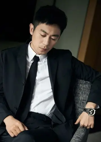 朱亚文黑色西装特工范十足 立于黑白光影下越显轮廓立体