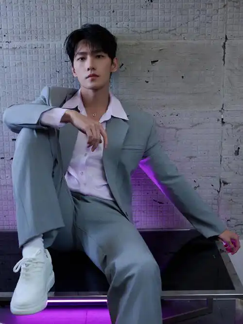 杨洋浅灰色齐腰西装