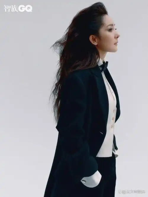 杨幂变身酷飒女神,西装领结杂志封面大片引热议