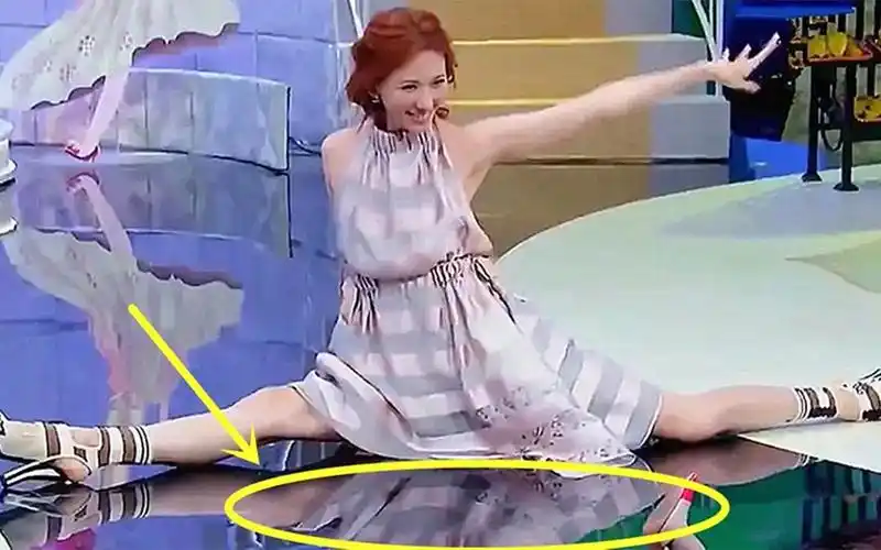 林志玲穿短裙秀一字马,不料舞台地板反光!网友直呼:注意形象!