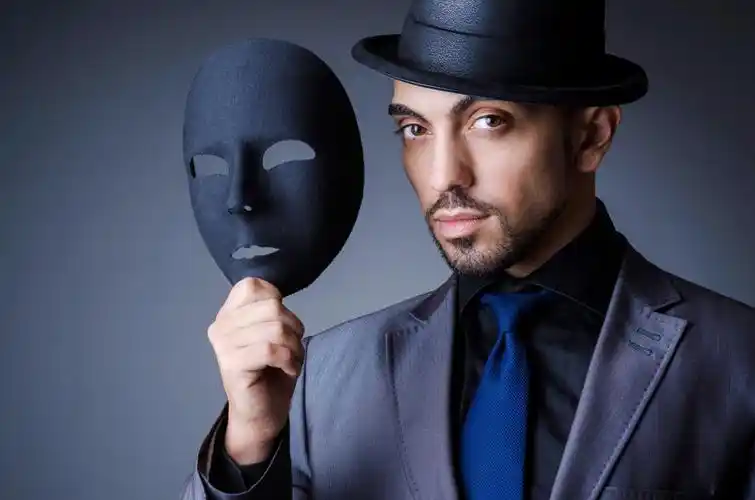 在工作室里的黑色面具的男人