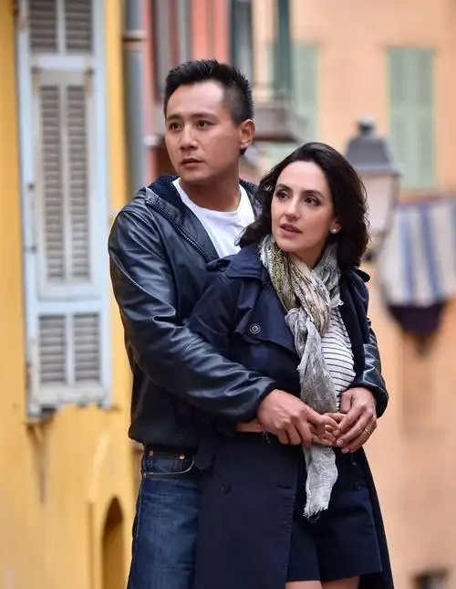 刘烨妻子真不像40多岁的人穿风衣配短裤双腿看着比刘烨的还长