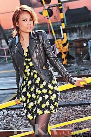 容祖儿的黑色皮衣搭配黄色花裙,冬季也要做花花女郎!