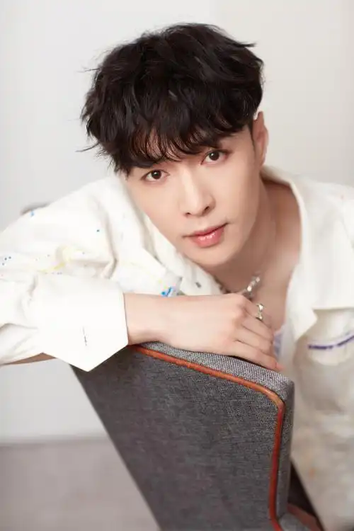 > 张艺兴白色涂鸦外套写真图片(4/4)