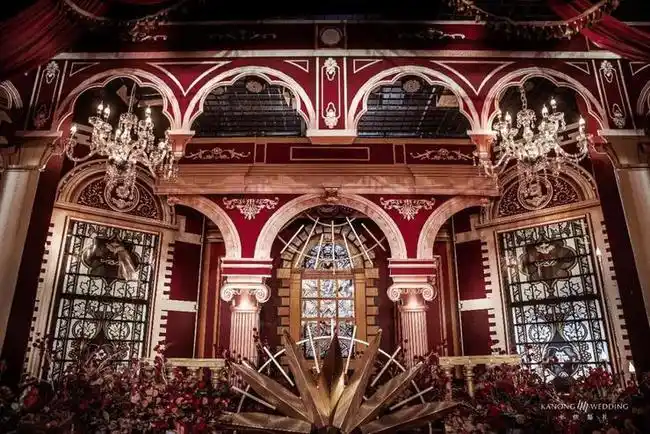 喜欢复古巴洛克风的新人,可不要错过这场红金欧式风婚礼哦!