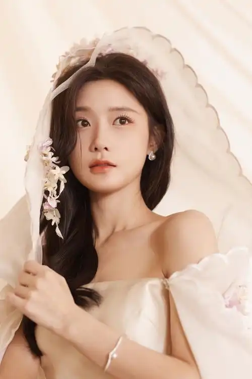 ss2024北京时装周##陈意涵月落花海裙造型