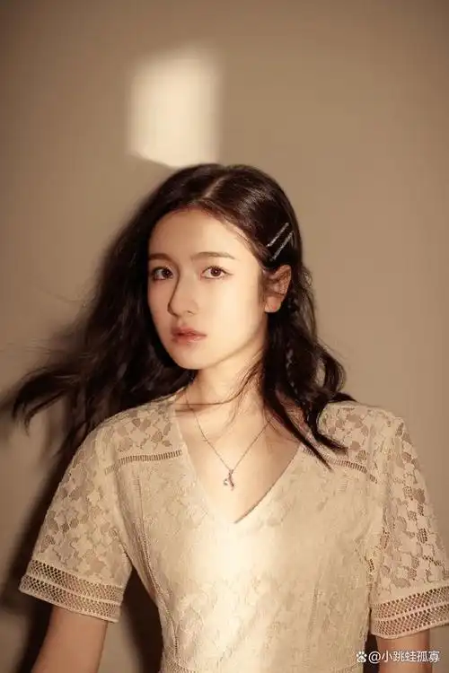 李兰迪穿纯白吊带长裙皮肤白皙!氧化女孩美得犹如天仙