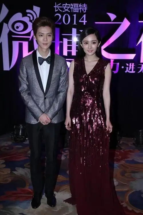 "豪门姐弟"鹿晗杨幂同框,杨幂身穿暗红亮片裙,身材曲线太窈窕