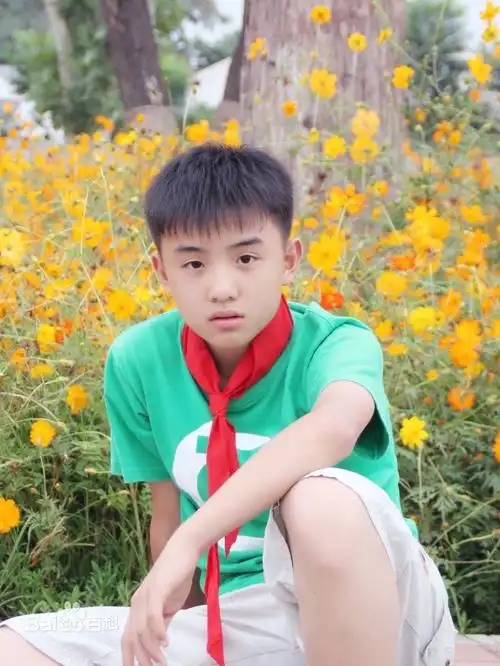 p>郑伟,2000年12月18日出生于北京市,中国内地影视男演员,就读于南京