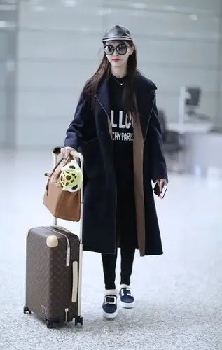 12月9日,唐嫣现身上海机场