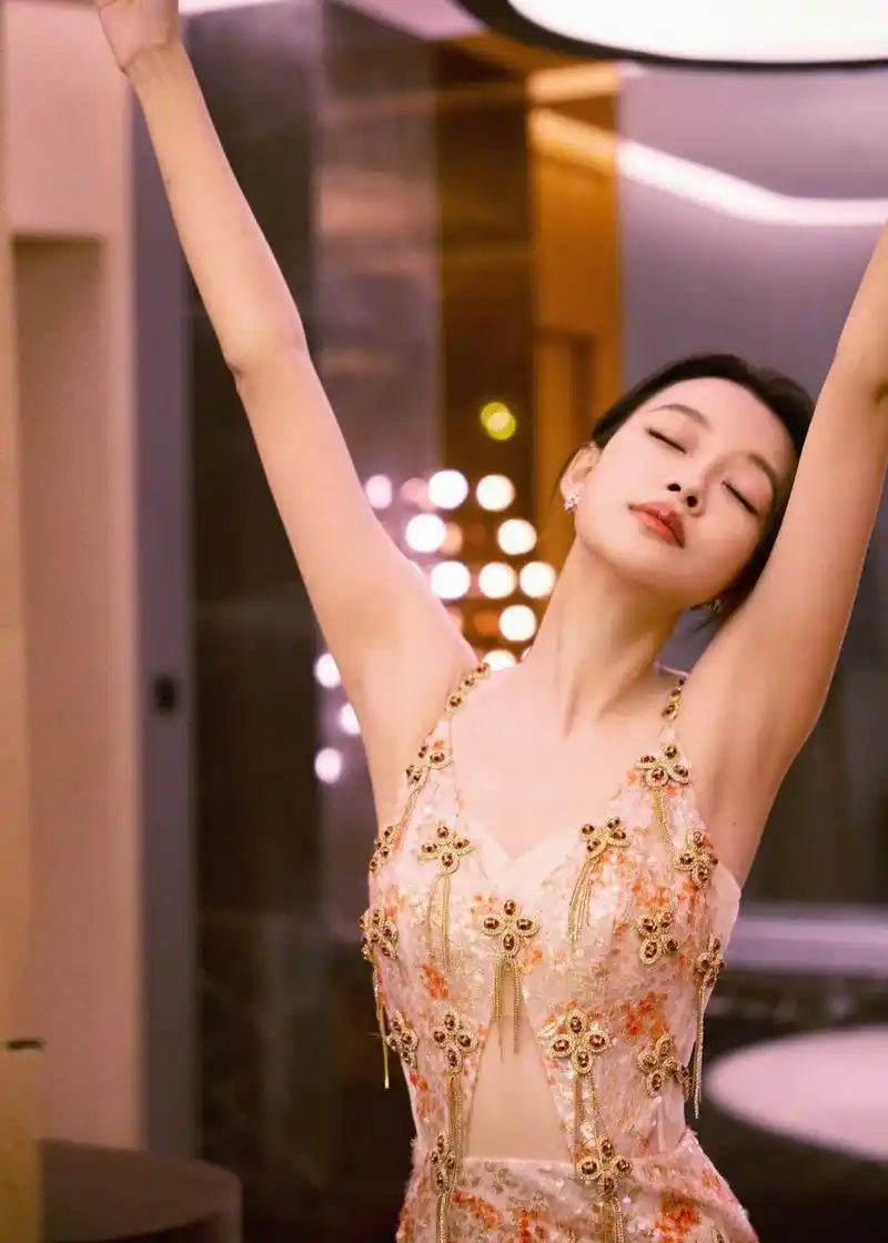 孙怡一袭金粉吊带裙,优雅靓丽好迷人.#明星穿搭# #孙怡