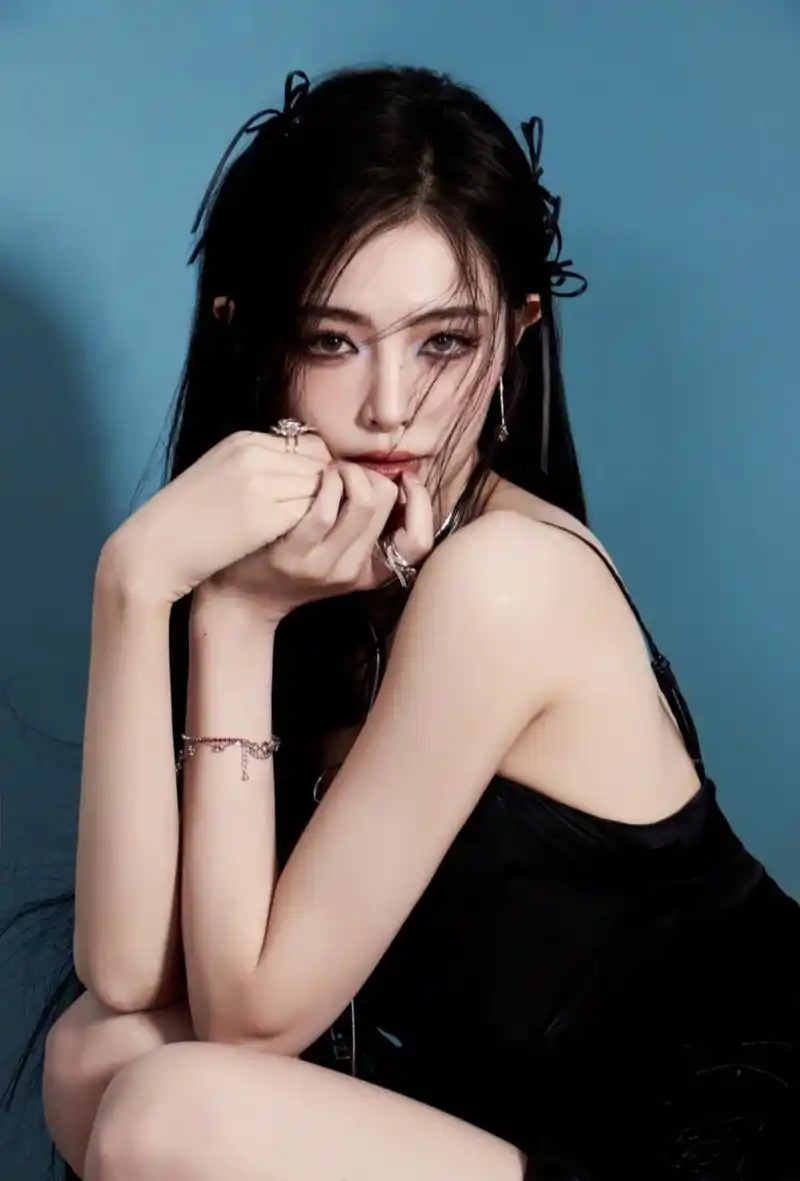 许佳琪黑色吊带长裙写真,身材婀娜性感,美腿玉足水嫩诱人,真是一只